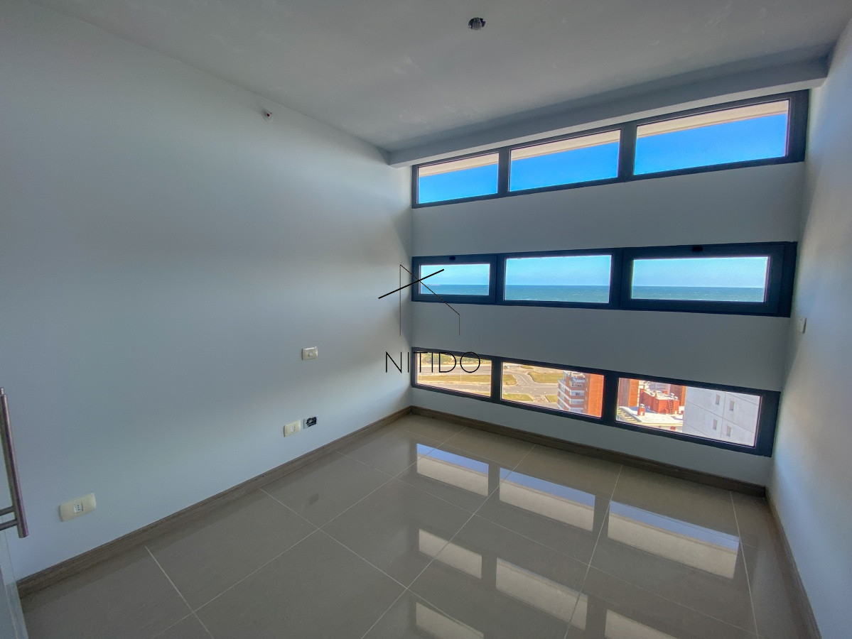 Apartamento ID.111 - Piso alto pasante en Brava, 3 dormitorios, parrillero y jacuzzi