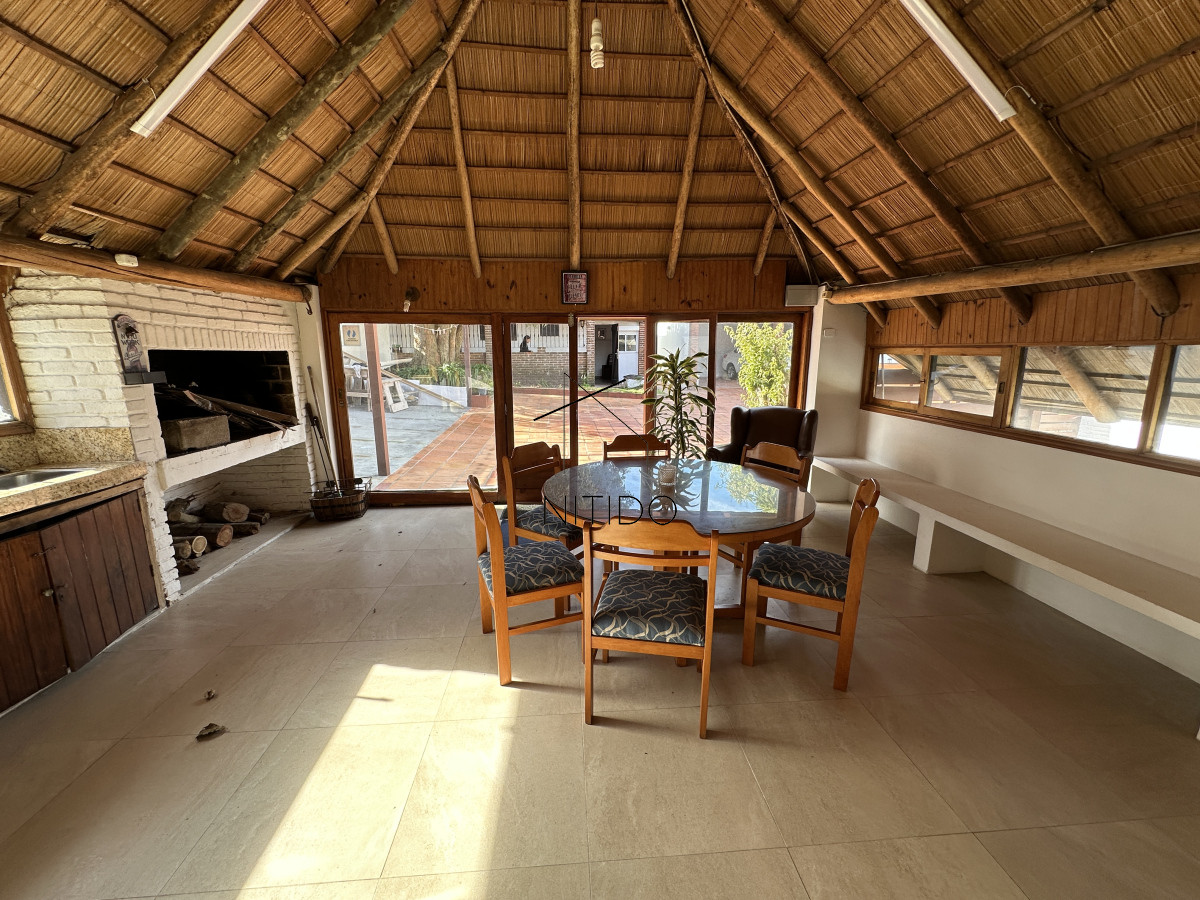 Casa ID.250 - Casa en Mansa, 3 dormitorios mas dependencia y piscina