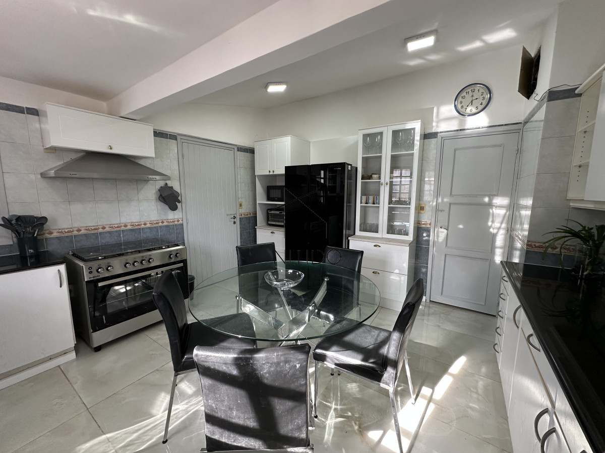 Casa ID.250 - Casa en Mansa, 3 dormitorios mas dependencia y piscina