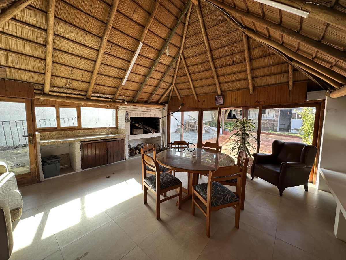 Casa ID.250 - Casa en Mansa, 3 dormitorios mas dependencia y piscina