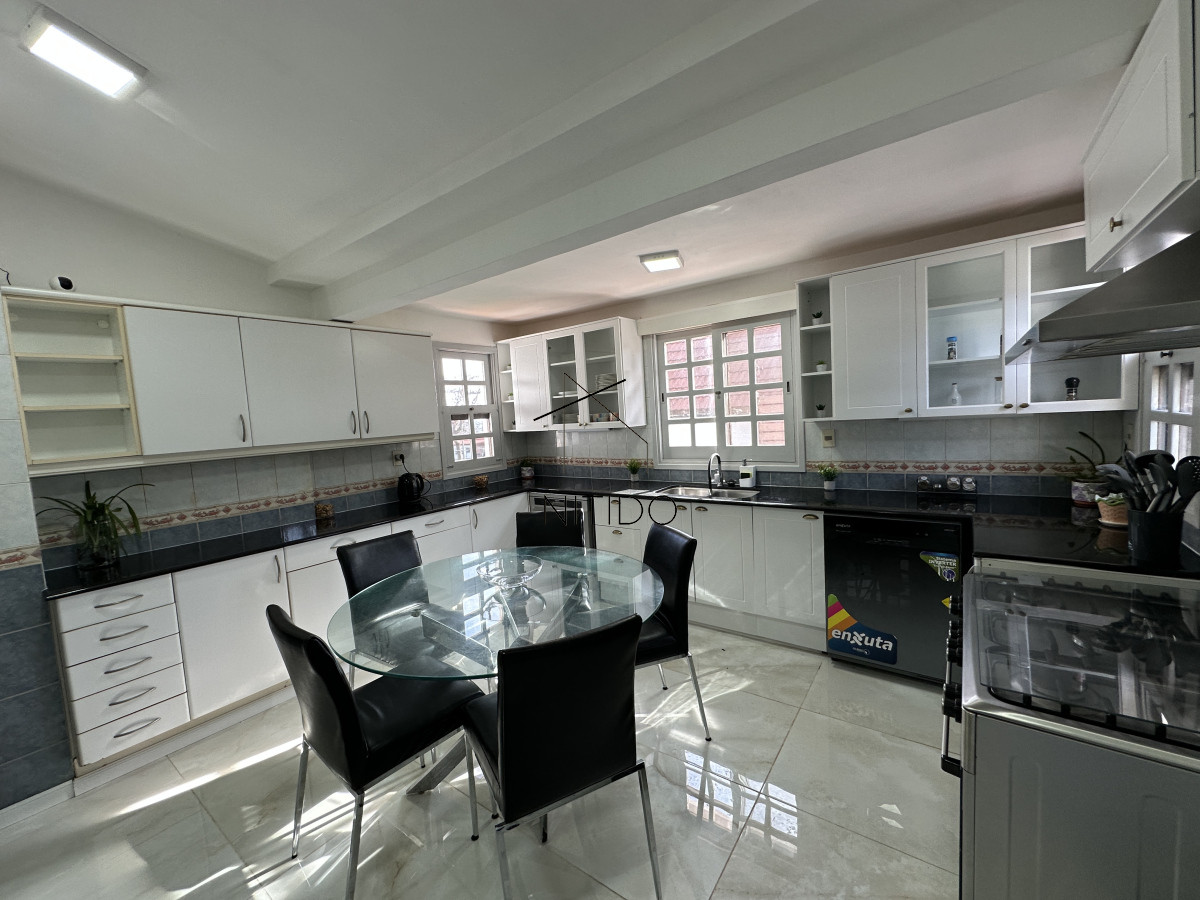 Casa ID.250 - Casa en Mansa, 3 dormitorios mas dependencia y piscina