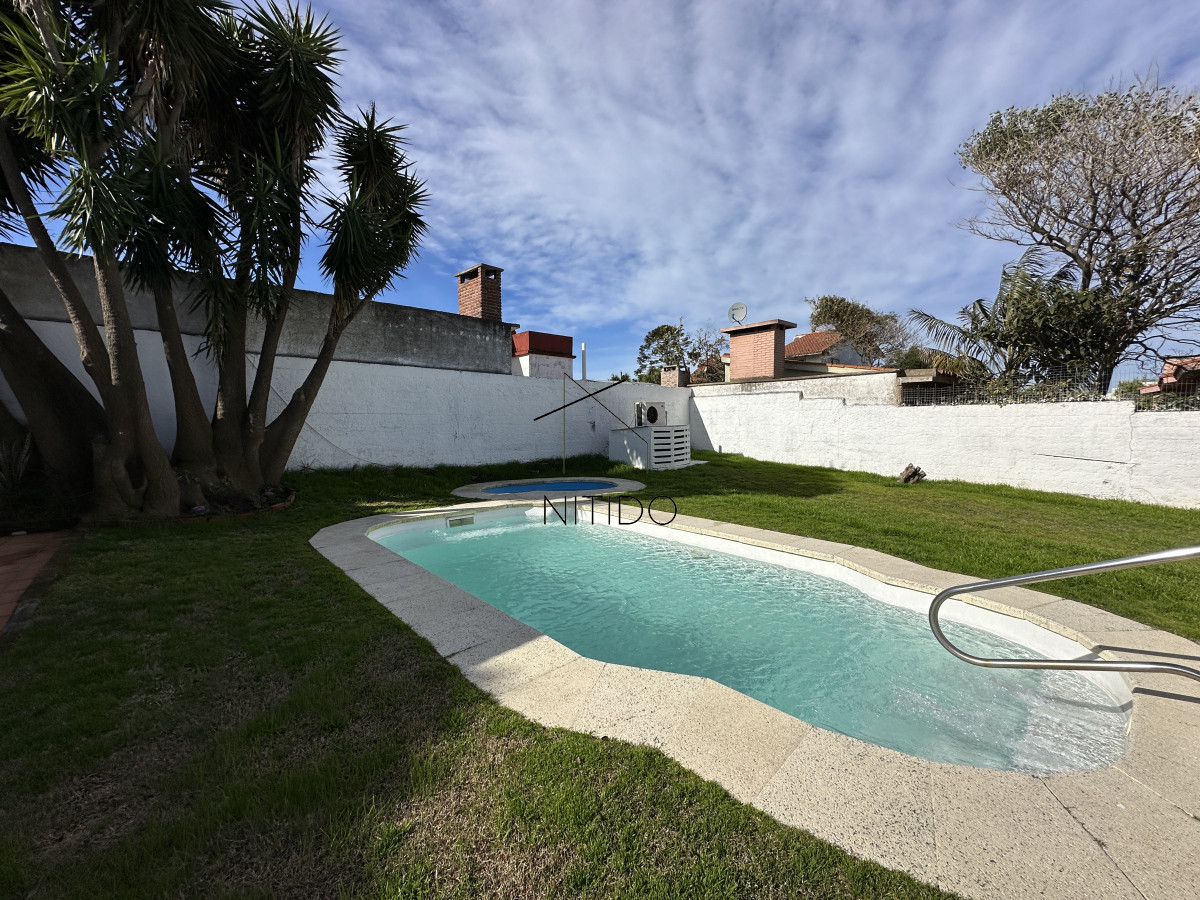 Casa ID.250 - Casa en Mansa, 3 dormitorios mas dependencia y piscina