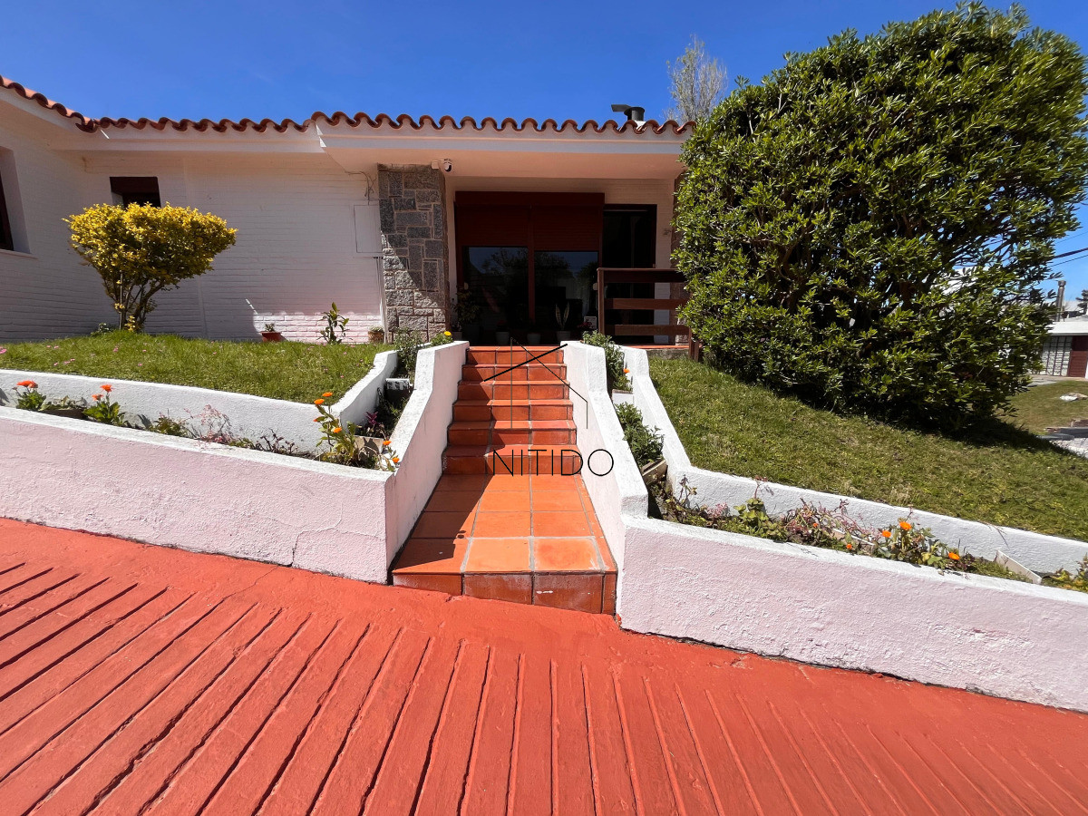 Casa ID.250 - Casa en Mansa, 3 dormitorios mas dependencia y piscina