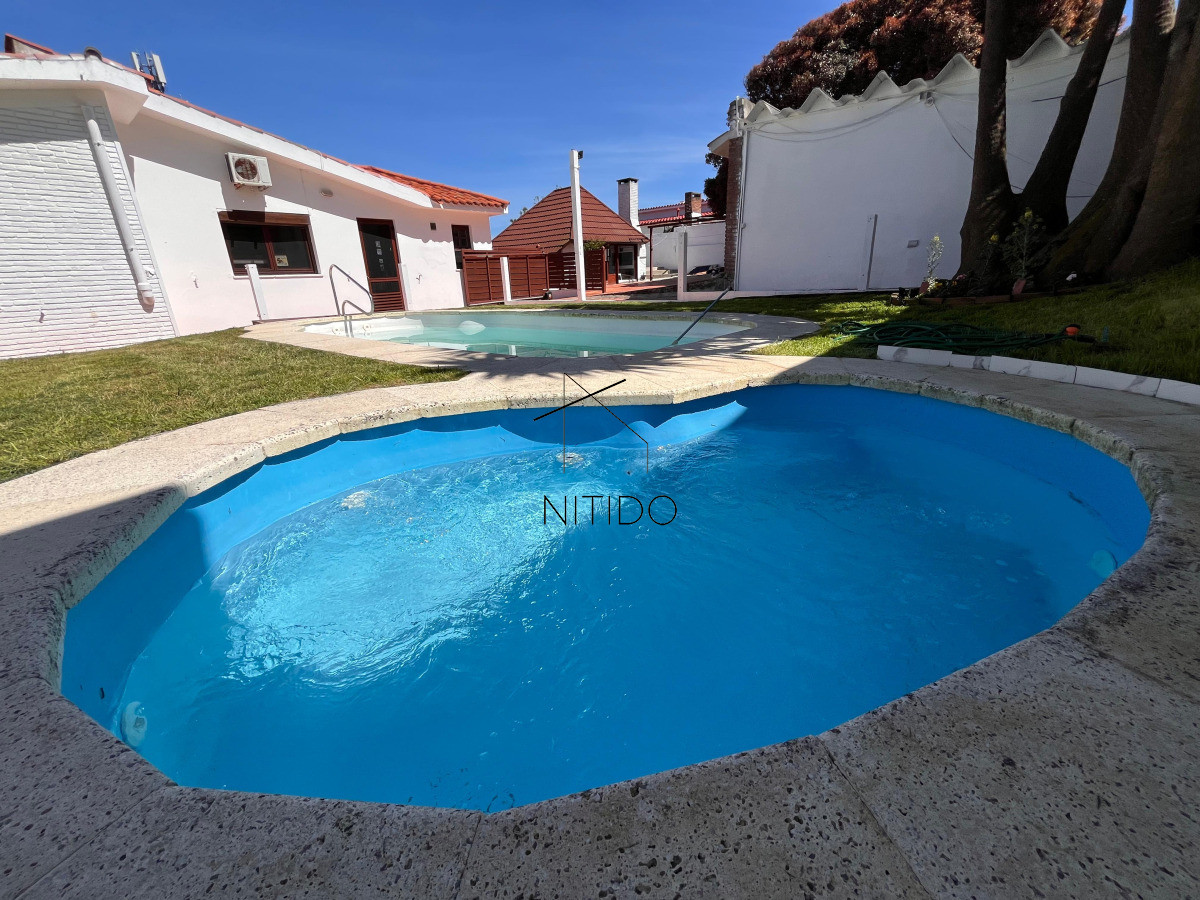Casa ID.250 - Casa en Mansa, 3 dormitorios mas dependencia y piscina