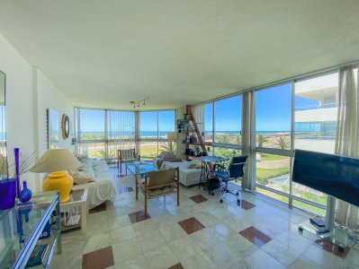 Apartamento esquinero frente al Océano, 2 dormitorios, Playa Brava. Punta del Este