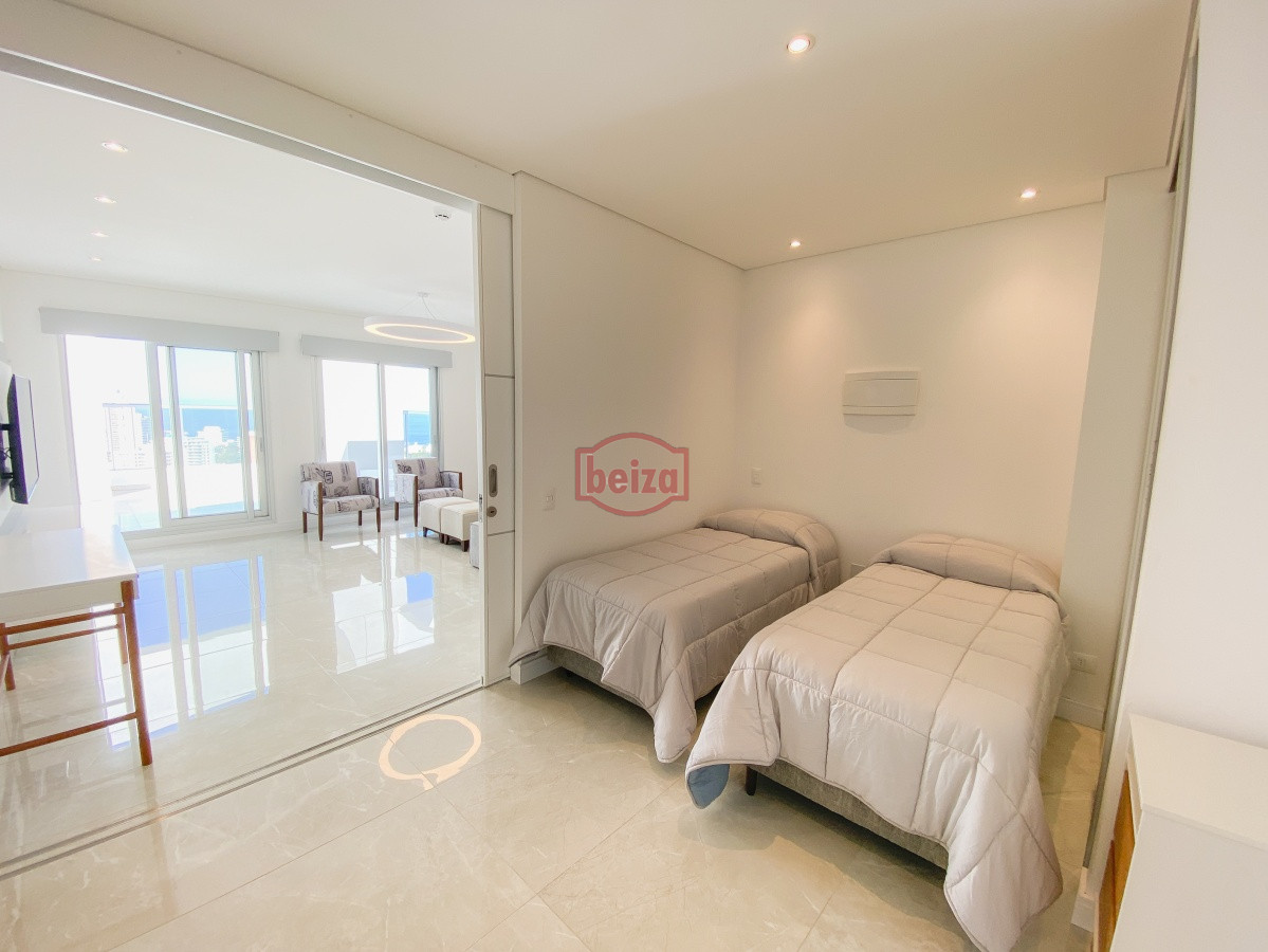 Apartamento ID.165450/Apartamento-de-4-dormitorios - Pent House en Mansa, 3 dormitorios y parrillero