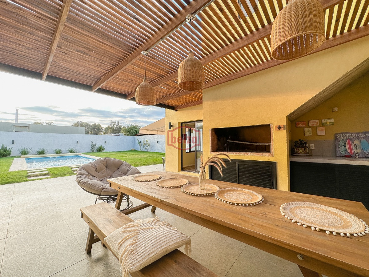 Casa ID.165711/Hermosa-casa-quinta-compuesta-de-3-construcciones,-Casa-de-Huéspedes - Casa con vista a Laguna del Diario, 3 dormitorios más dependencia y piscina