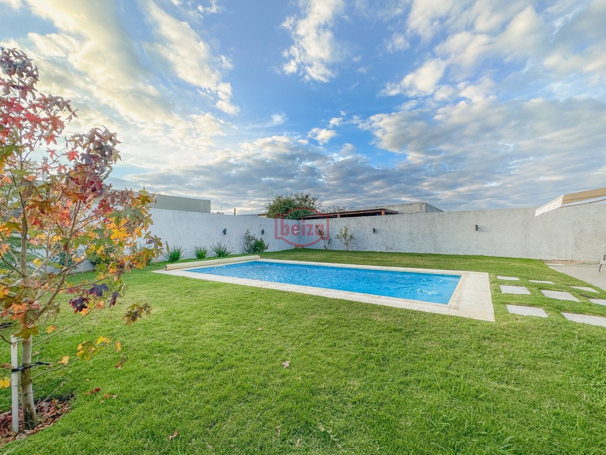 Casa ID.165711/Hermosa-casa-quinta-compuesta-de-3-construcciones,-Casa-de-Huéspedes - Casa con vista a Laguna del Diario, 3 dormitorios más dependencia y piscina