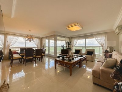 Apartamento en Le Jardin esquinero, 3 dormitorios en suite más dependencia