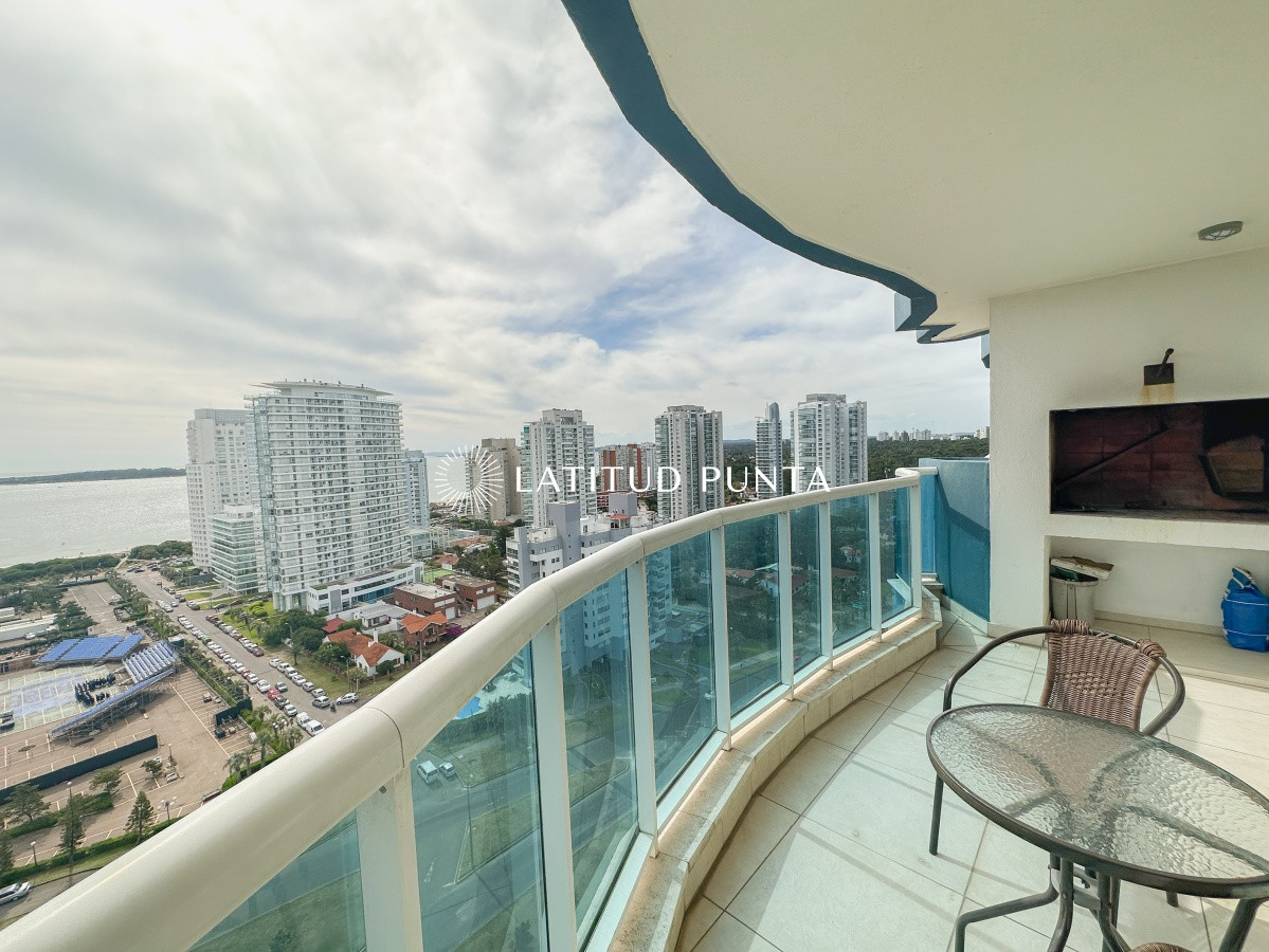 Apartamento en Casino Tower, 2 dormitorios y medio