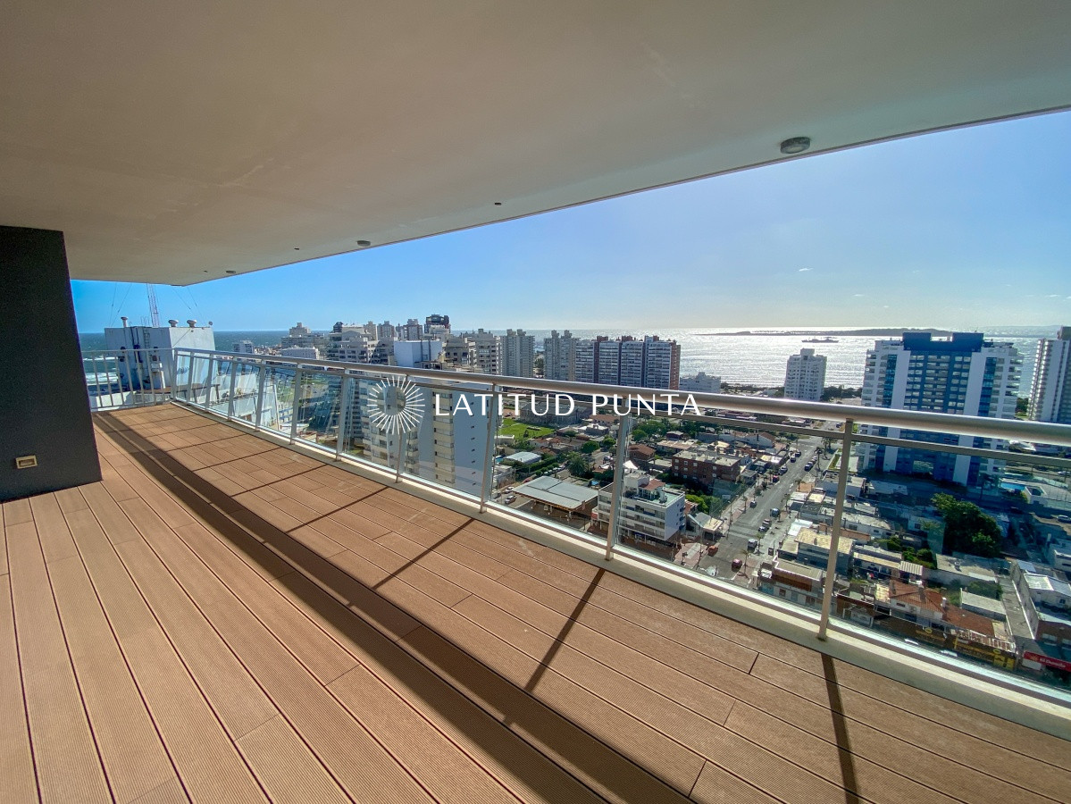 Piso alto pasante en Brava, 3 dormitorios, parrillero y jacuzzi - LAT2357A
