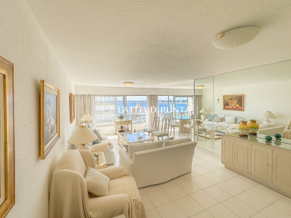 Apartamento en Peninsula, 3 dormitorios y servicio - LAT4416A