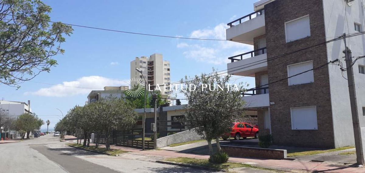 Piriapolis, apartamento de dos dormitorios a 100 mts del mar - LAT3825A