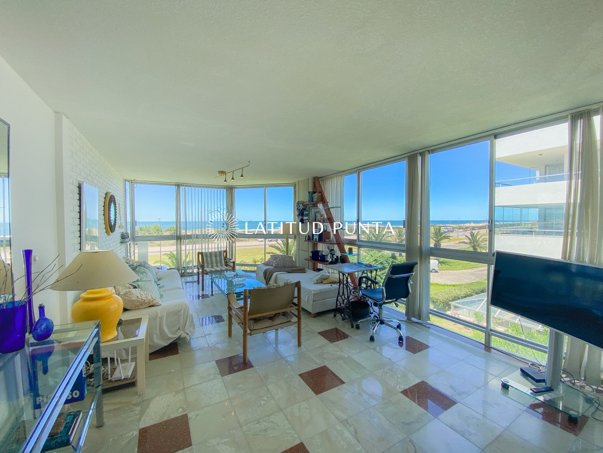 Apartamento esquinero frente al Océano, 2 dormitorios - LAT3021A
