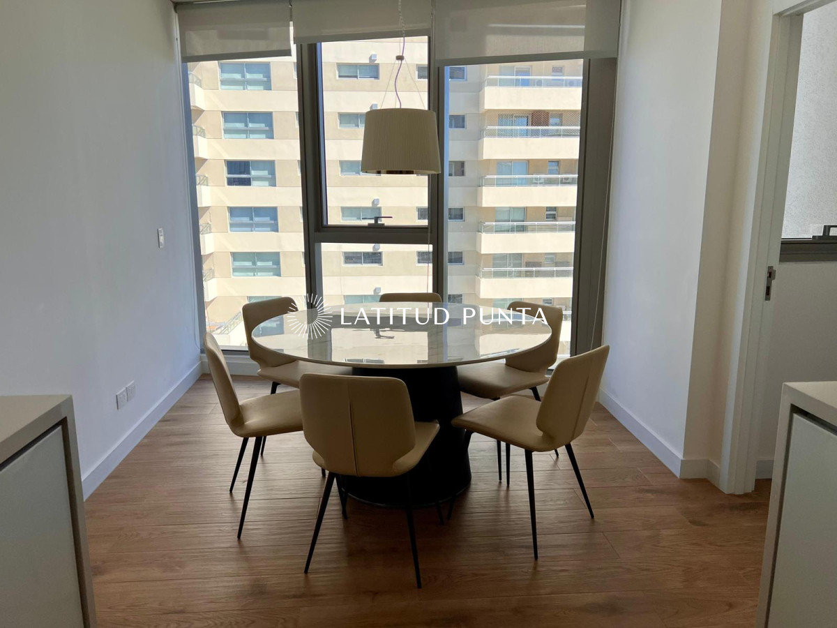 Apartamento en piso alto de 3 dormitorios con amplia vista al mar.