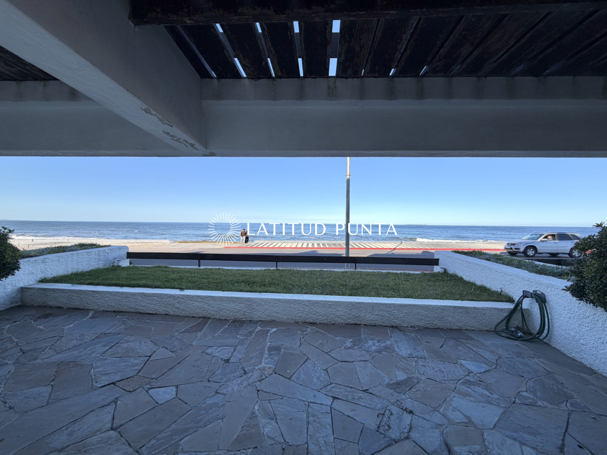 Oportunidad, Península, apartamento de tres dormitorios más dependencia frente al mar - LAT6971A