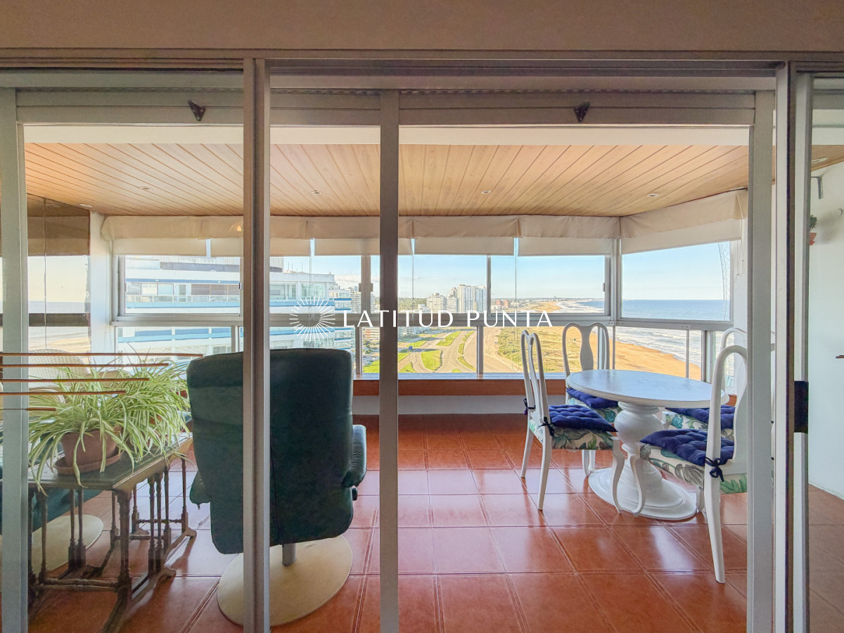 Piso alto en Brava, 3 suites más dependencia - LAT6890A