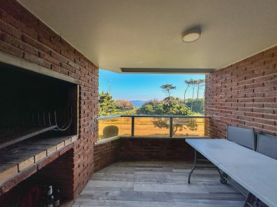 Apartamento en Mansa con parrillero, 3 dormitorios más dependencia