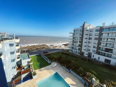 Apartamento con quincho frente al mar.