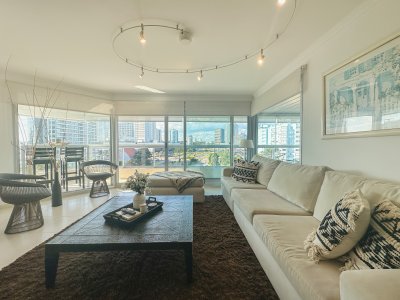 Apartamento en Mansa, 3 dormitorios más dependencia y parrillero