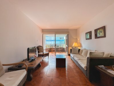 Apartamento en Mansa, 3 dormitorios y parrillero