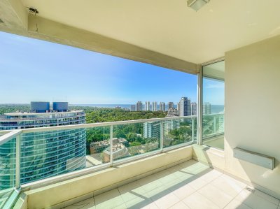Apartamento en piso alto, 3 dormitorios y vista al mar