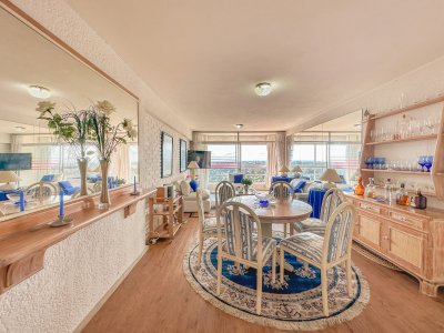 Apartamento en Roosevelt, piso alto de 2 dormitorios