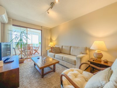 Apartamento en Roosevelt, piso alto, 2 dormitorios más dependencia