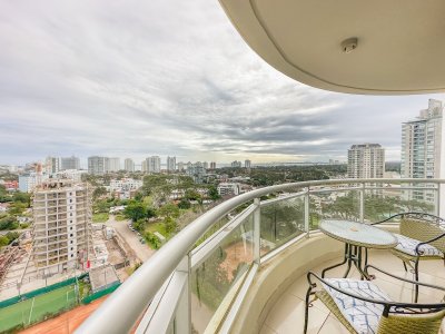Apartamento de 2 dormitorios en venta en Punta del Este.-