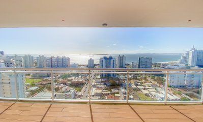 Piso alto pasante en Brava, 3 dormitorios, parrillero y jacuzzi