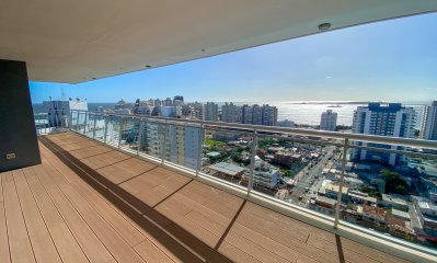 Piso alto pasante en Brava, 3 dormitorios, parrillero y jacuzzi