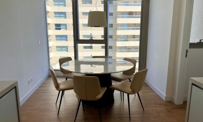 Apartamento en piso alto de 3 dormitorios con amplia vista al mar.