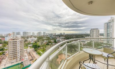 Apartamento en Roosevelt, piso alto, 2 dormitorios