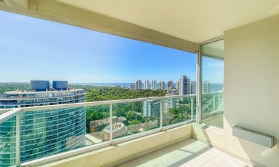 Apartamento en piso alto, 3 dormitorios y vista al mar