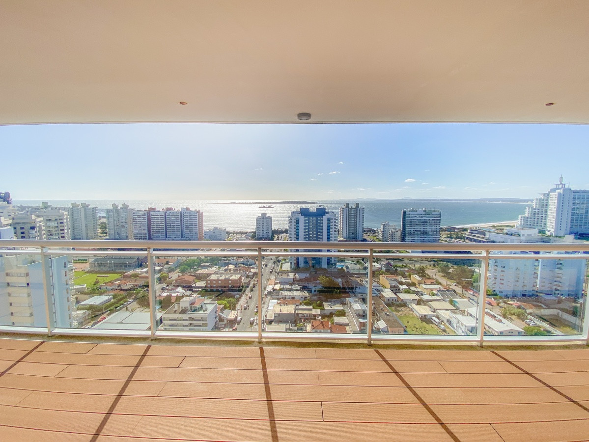Piso alto pasante en Brava, 3 dormitorios, parrillero y jacuzzi