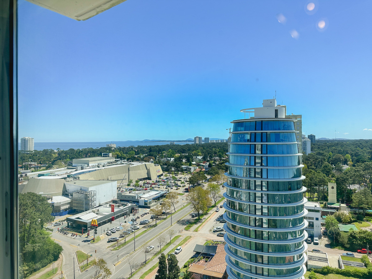 Apartamento en Roosevelt, piso alto, 2 dormitorios más dependencia