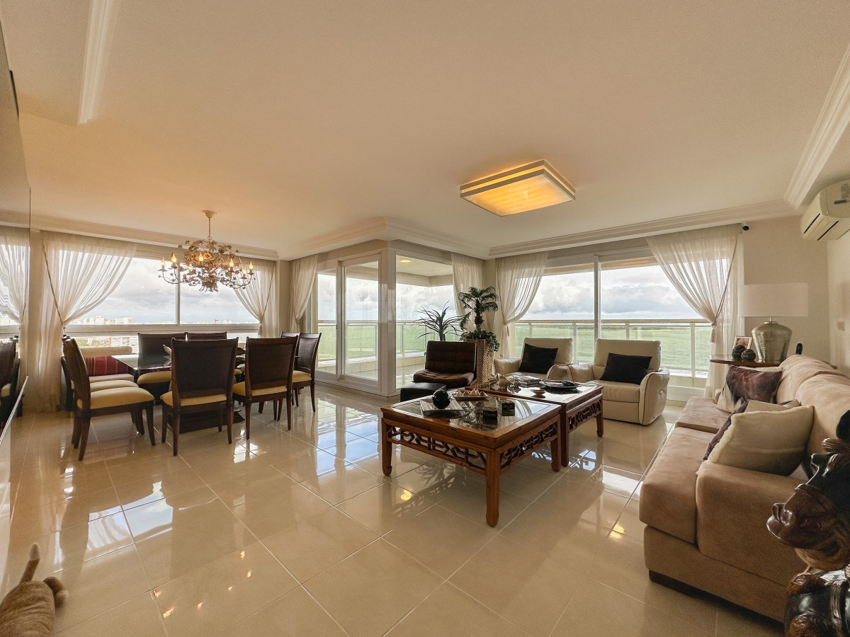 Apartamento en Le Jardin esquinero, 3 dormitorios en suite más dependencia