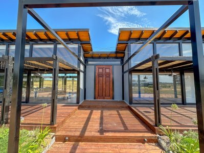 VENTA DE CASA DE 3 DORMITORIOS EN BARRIO CERRADO EL QUIJOTE PUNTA DEL ESTE LA BARRA 