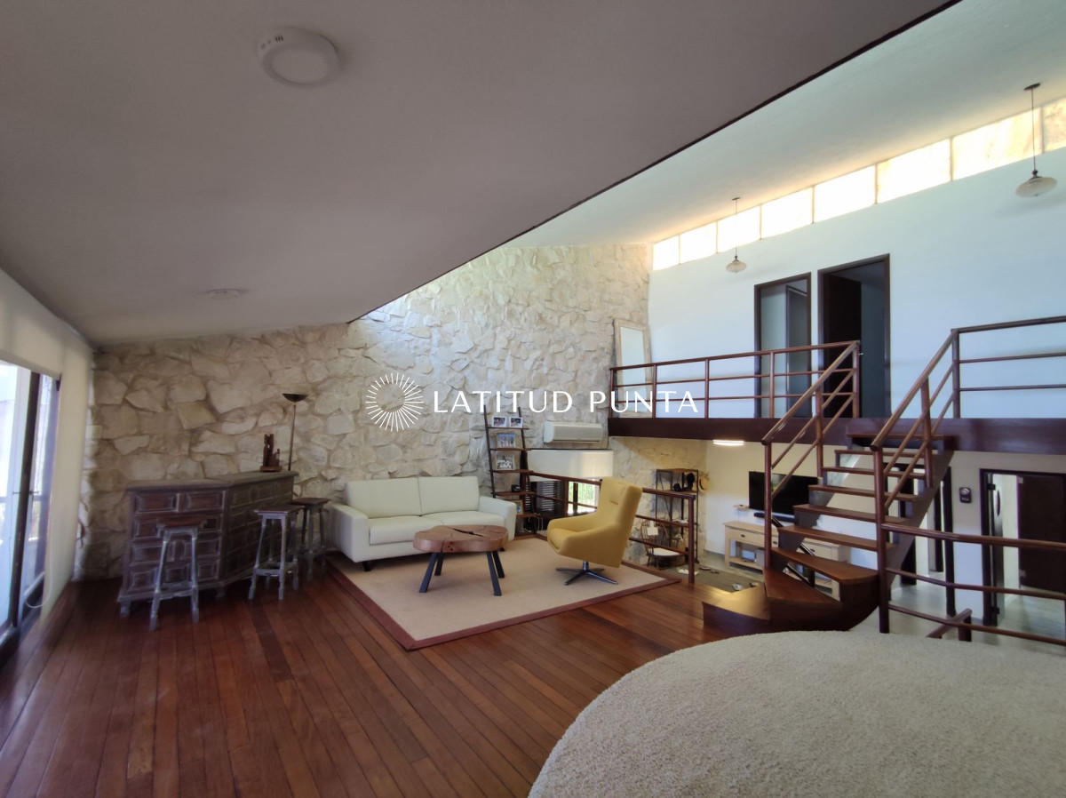 Casa de 3 dormitorios en Playa Mansa parada 11 - LAT6476C