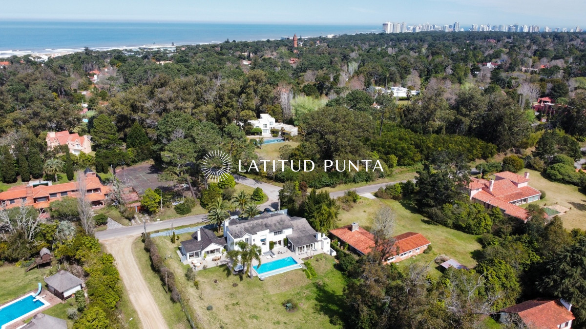 residencia en rincón del indio, 5 dormitorios más dependencia - lat4034c