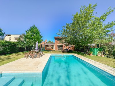 Casa en Jardines de Córdoba, 3 dormitorios y piscina climatizada