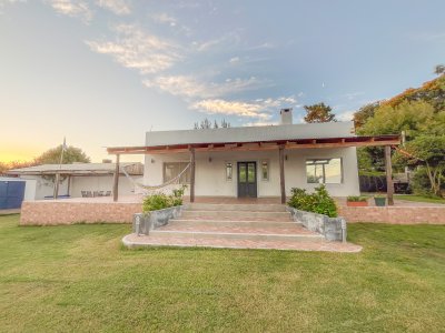 Casa 2 dormitorios en Balneario Buenos Aires con piscina