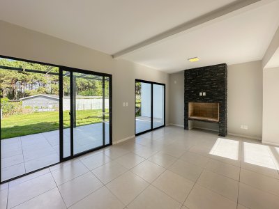 Oportunidad en construcción, casa de 3 dormitorios en Parque Burnett