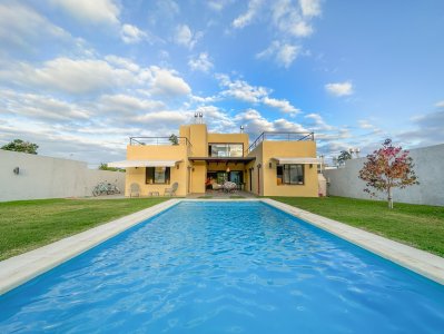 Casa con vista a Laguna del Diario, 3 dormitorios más dependencia y piscina