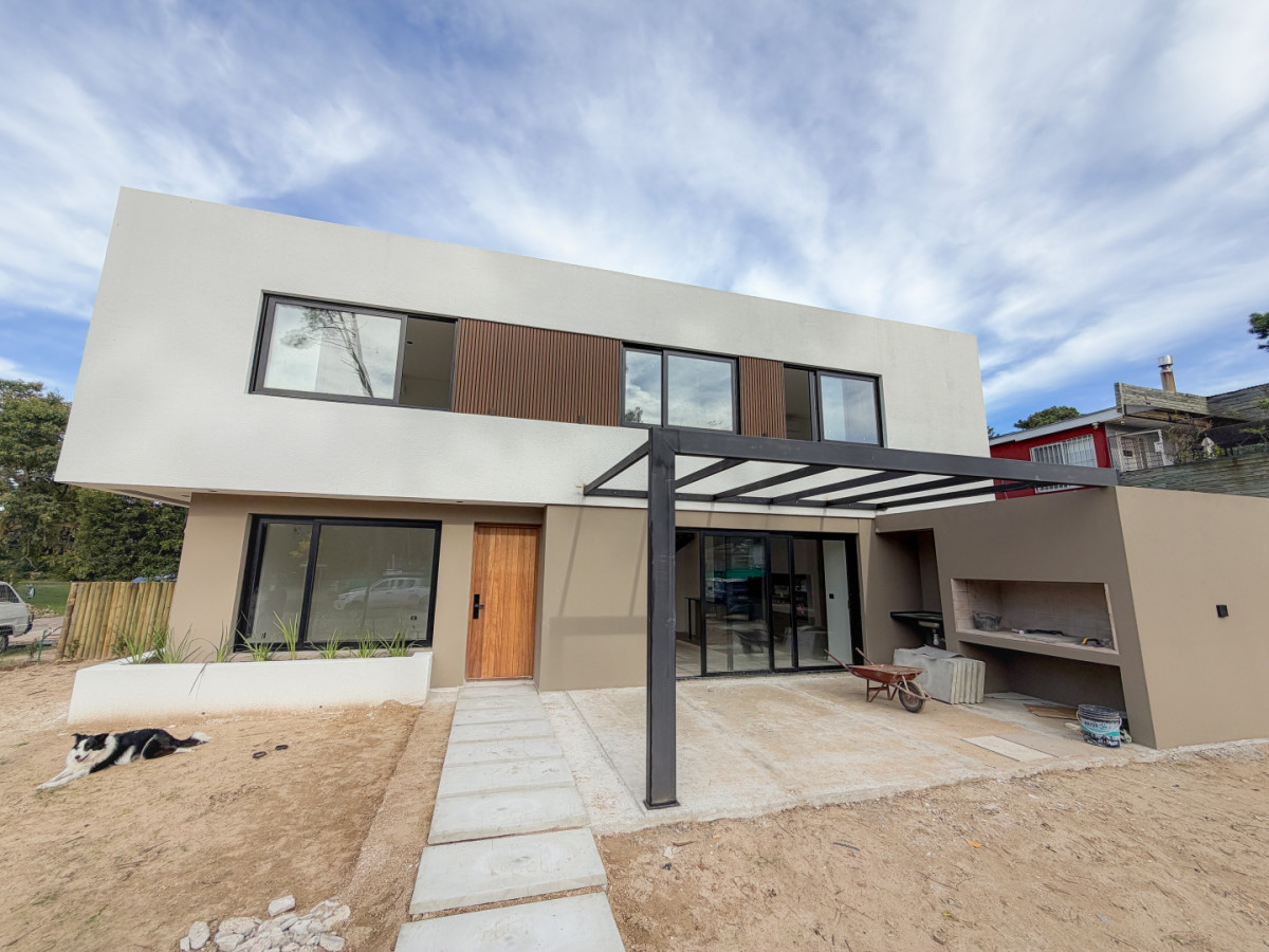 VENTA CASA 3 DORMITORIOS BARRIO CORDOBA A ESTRENAR