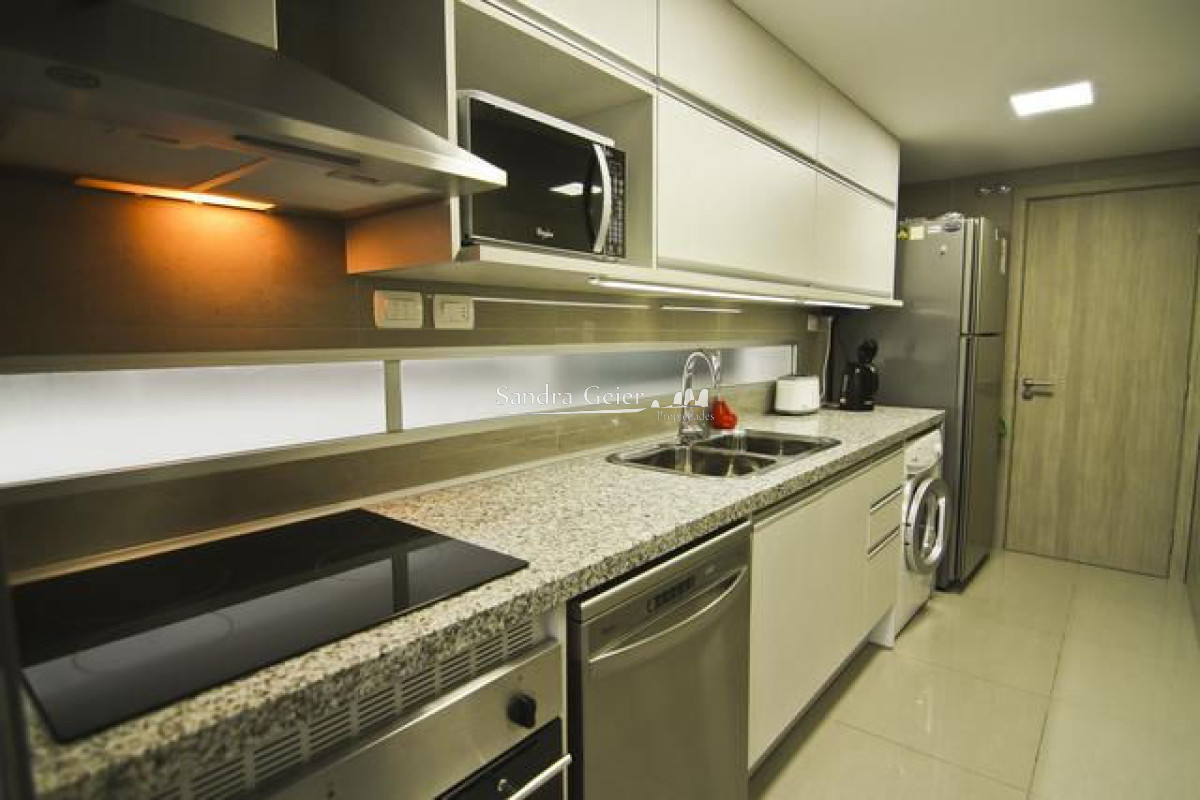 Apartamento ID.2693 - Playa Mansa y Brava venta excelentes servicios y torre