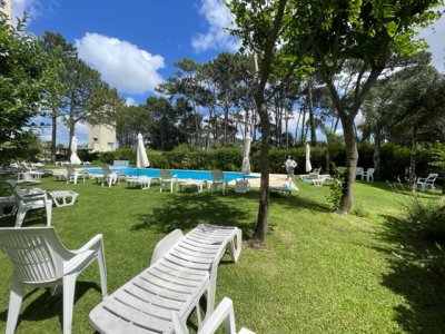 Vista al mar. amplio parque con jardines.Terraza con parrillero en la terraza