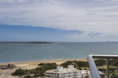 Vende apartamento de 2 dormitorios frente al mar, Miami Boulevard, Punta del Este