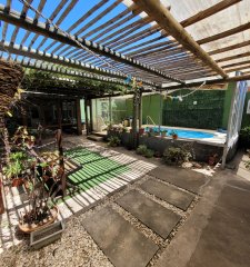 Vende casa de Tres dormitorios con piscina climatizada Maldonado