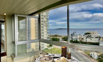 APARTAMENTO EN VENTA EN PISO ALTO DE 3 DORMITORIOS EN MANSA PUNTA DEL ESTE